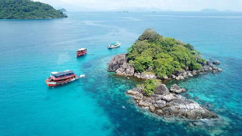 Koh Chang: 3 or 4 Islands Snorkel & Beach Tour by Big Boat - From west-coast hotel pickup to Bang Bao Pier
