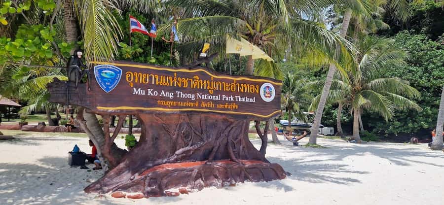 Koh Pha Ngan: Day Tour Ang Thong with Kayak, Snorkel & Lunch - Kayaking beside cliffs and small inlets