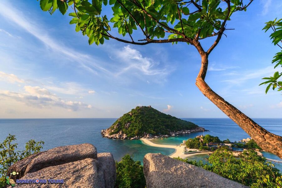 Koh Tao: Islands Snorkeling Highlights Day Tour & Lunch - Mango Bay’s shallow turquoise water