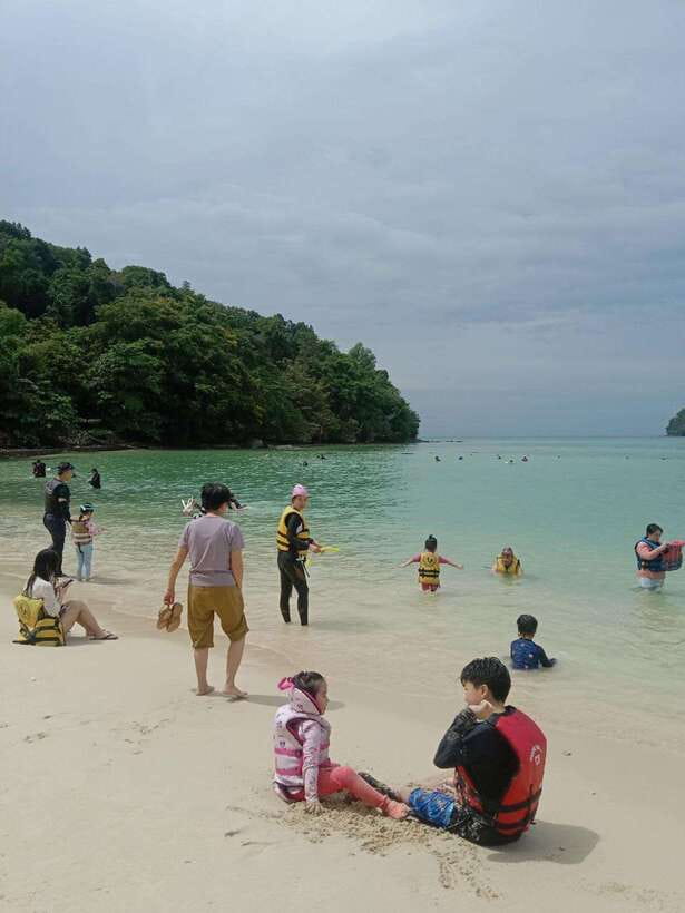 Kota Kinabalu: Manukan & Sapi Islands Snorkeling with Lunch - Transport, timing, and the return to Kota Kinabalu