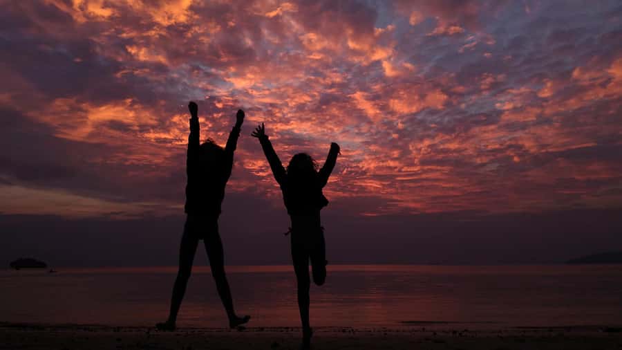 Krabi: 4 Island Sunset Small Group Tour with Night Snorkel - What the guide adds to the day