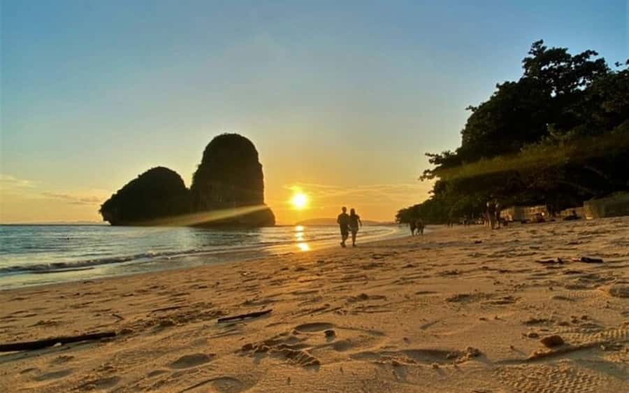 Krabi: Bioluminescent Plankton, Snorkeling & Sunset Tour - What the guides add to the day