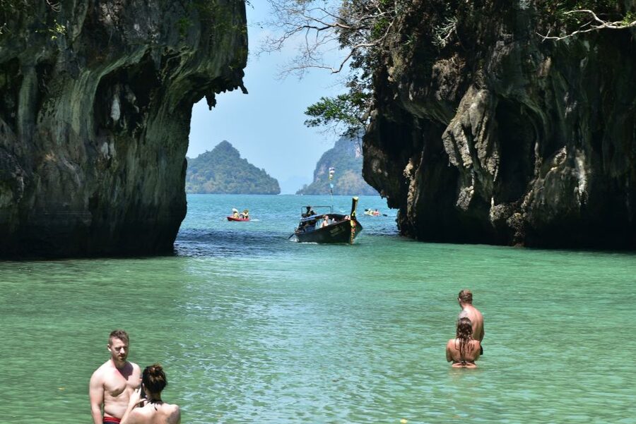 Krabi: Hong Island Sunset Tour w/ Beach Dinner+Night Snorkel - Entering Hong Lagoon by boat
