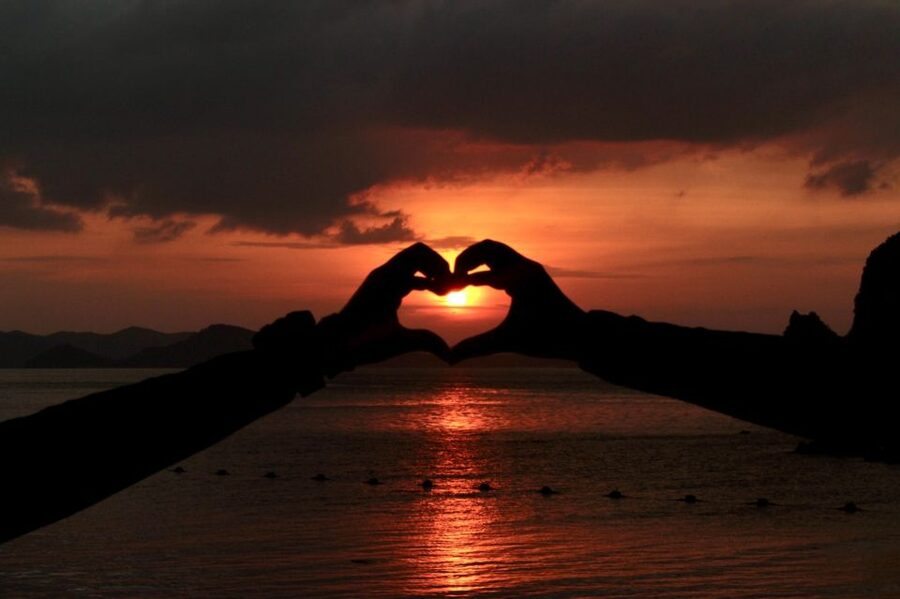 Krabi: Hong Island Sunset Tour w/ Beach Dinner+Night Snorkel - Searching for bioluminescent plankton at Koh Raeng