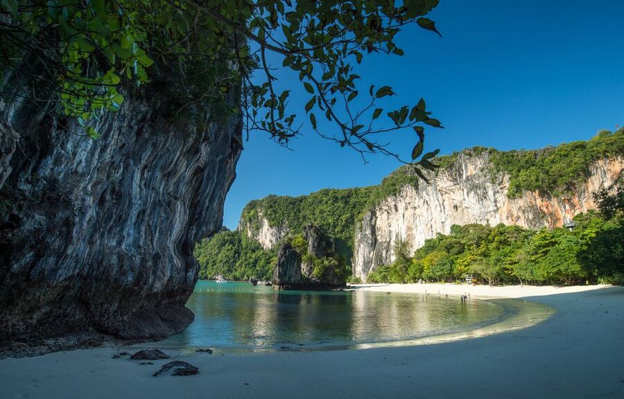 Krabi: Hong Islands Snorkeling with Lunch by Longtail Boat - Entering Hong Island’s emerald lagoon
