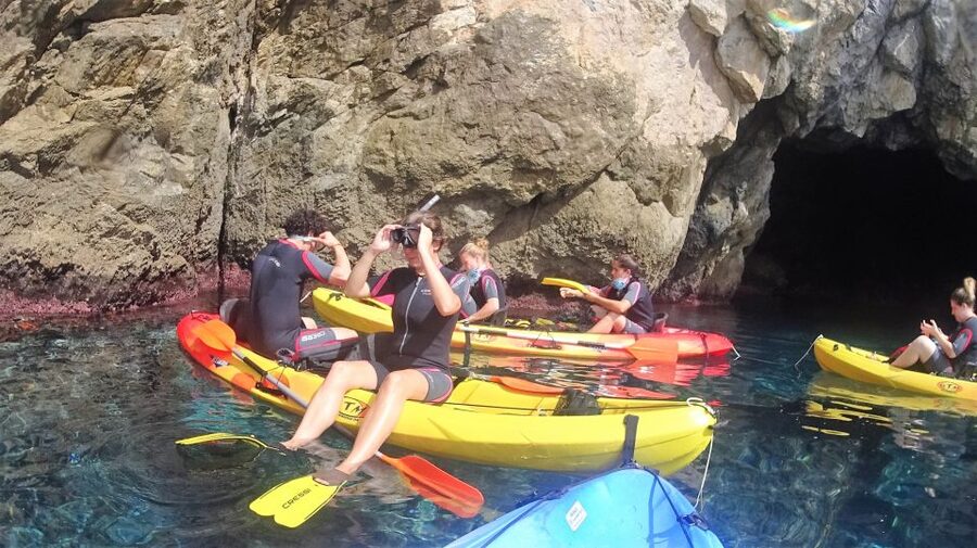 La Herradura: Cerro Gordo Natural Park Kayak & Snorkel Tour - Along the cliffs toward Cerro Gordo
