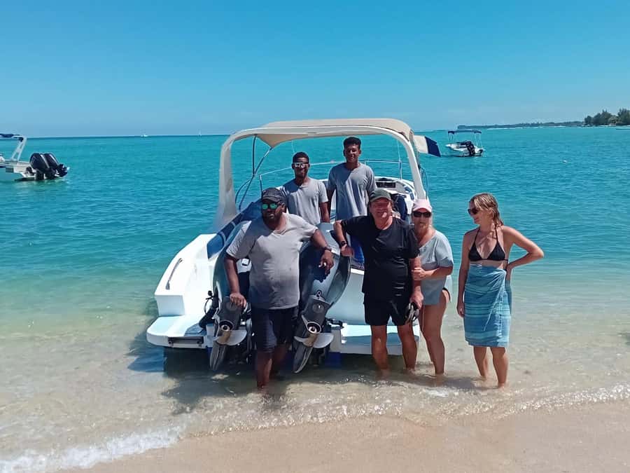 La Preneuse: Dolphin Watching and Snorkeling Speedboat Tour - What the dolphin encounter really feels like