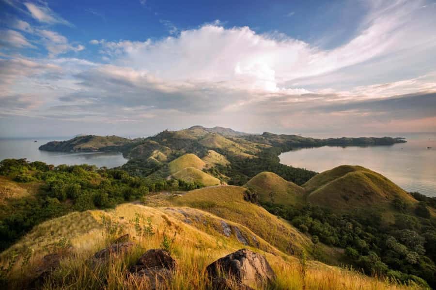 Labuan Bajo: Rangko Cave and Beach Snorkeling Half-Day Tour - The wooden boat and jetty require care