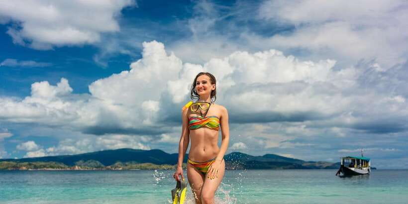 Labuan Bajo: Swim and Snorkel Komodo Island Trip with Lunch - Taka Makassar and Manta Point shift the day to the sea