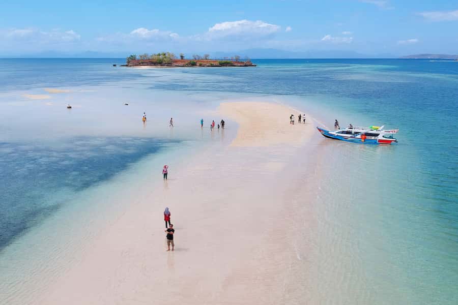 Lombok: Pink Beach, Gili Petelu & Private Snorkeling Tour - Pink Beach and the day’s main lunch break