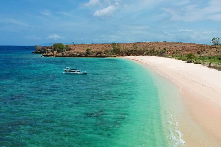 Lombok: Pink Beach, Gili Petelu & Private Snorkeling Tour - Semangkok Beach and the turn toward snorkeling