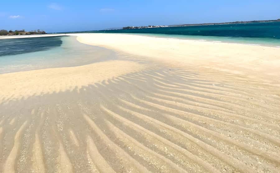 Lombok: Pink Beach, Snorkeling, & Tanjung Ringgit Tour - Gili Petelu and the colorful fish
