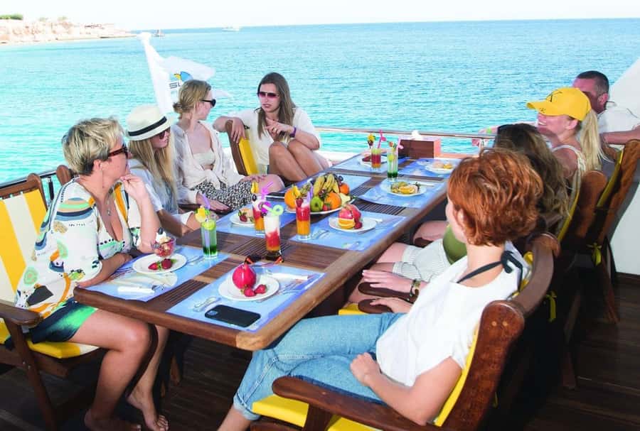 Marsa Alam: Elite vip Turtle bay snorkeling with BBQ Lunch - Getting from your hotel to the marina