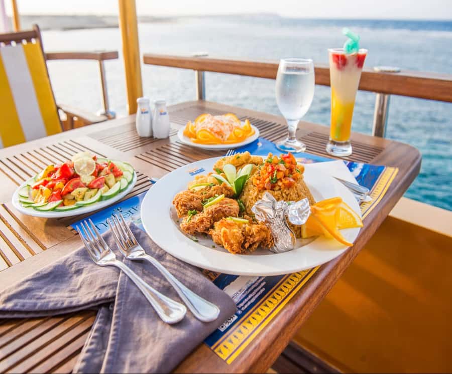 Marsa Alam: Nefertari Sunset/Morning Cruise & Snorkeling - Staff, language, and comfort