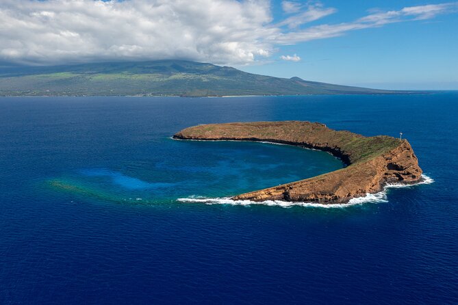 Maui: Molokini and Turtles Luxury Yacht Snorkel - Breakfast begins the morning