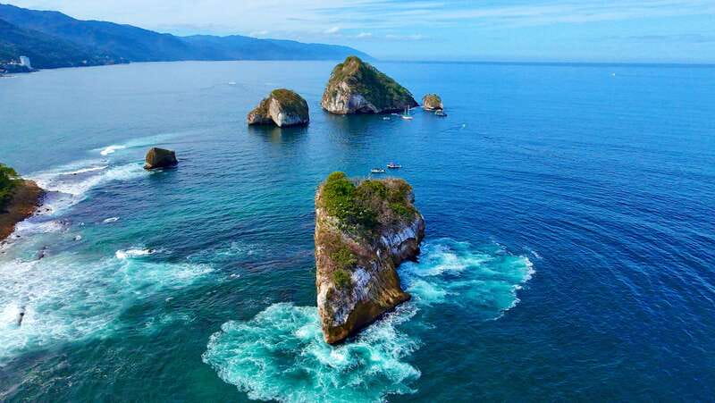 Mismaloya: Snorkeling, Cliff Jumping, and Beach Tour - The first boat rides toward Los Arcos