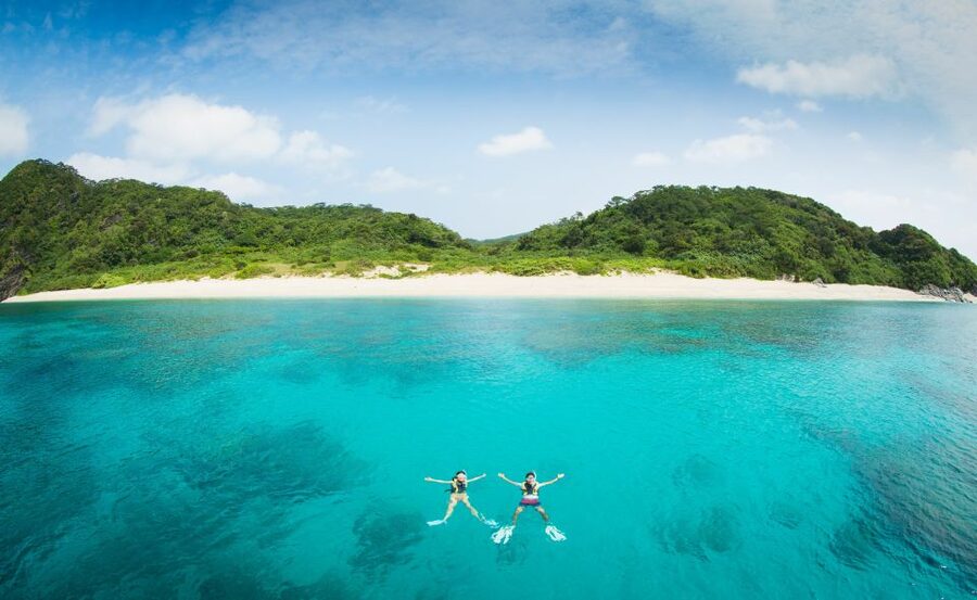 Naha, Okinawa: Keramas Island Snorkeling Day Trip with Lunch - Guides, safety, and the group experience