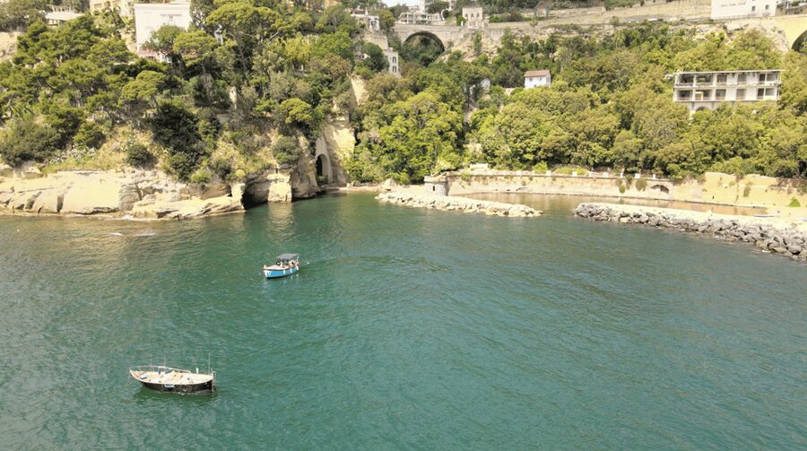 Naples: Castel dell'Ovo Boat Tour with Snorkeling & Aperitif - Seafood, drinks, and the ride back