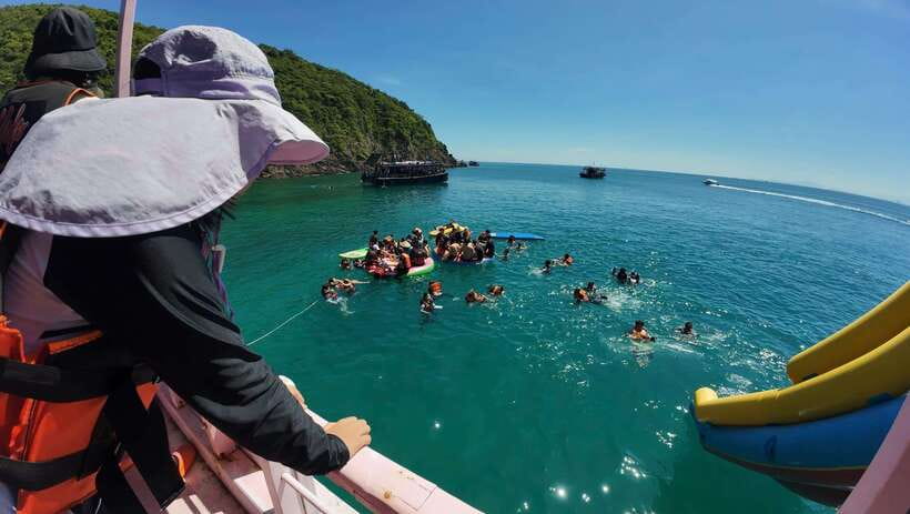 Nha Trang: Coral Reef Snorkeling, Mud Bath & Floating Bar - Coffee, homemade bakes, and a floating bar at Con Sẻ Tre