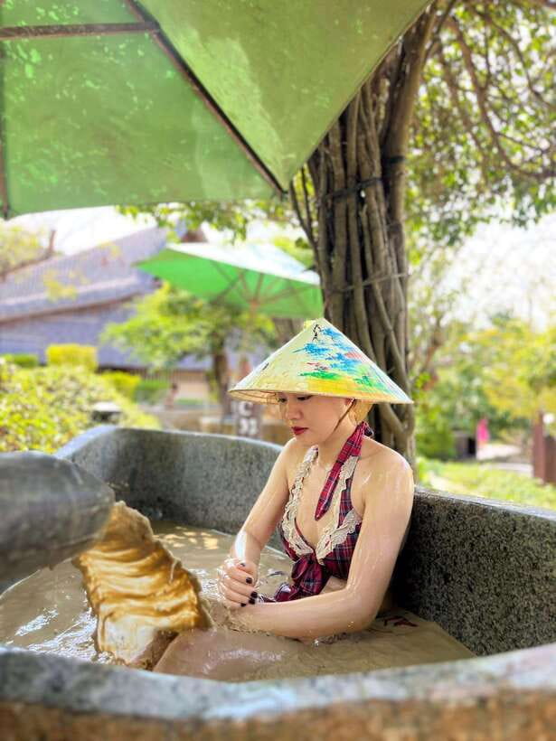 Nha Trang: Deluxe Ocean Snorkeling Tour with BBQ & Mud Bath - The guides and the feel of the group