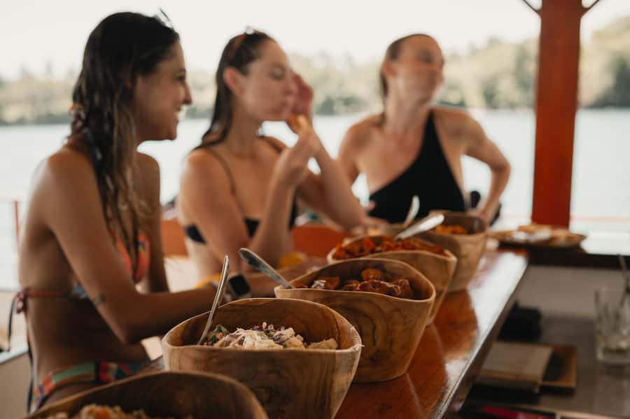 Nusa Lembongan: 4-in-1 Half-Day Catamaran Snorkeling Cruise - Eating aboard the catamaran