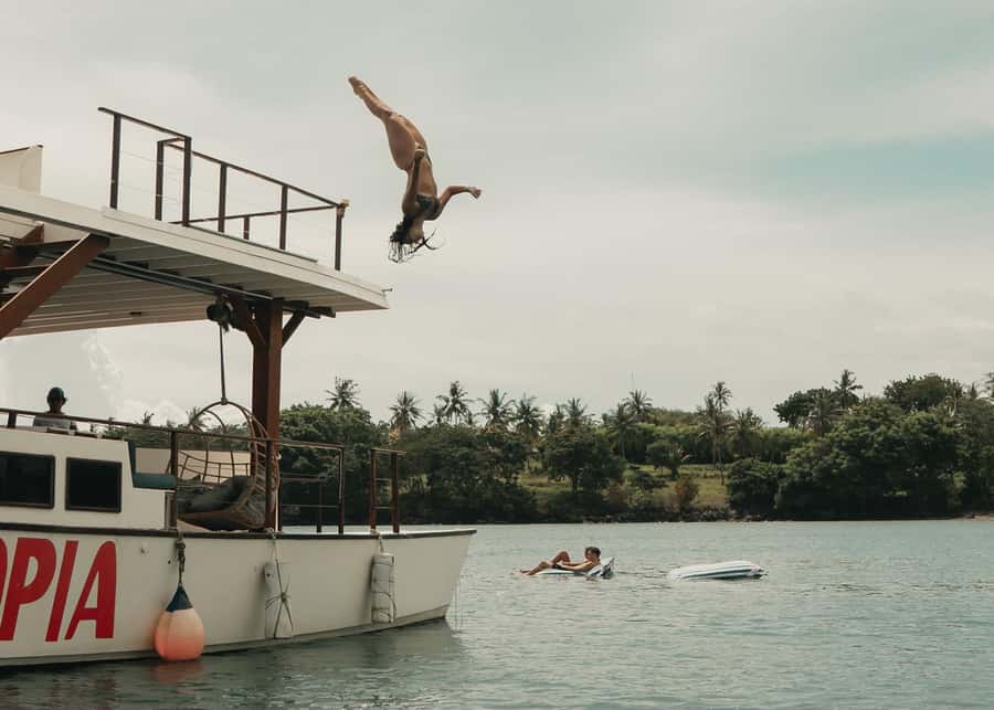 Nusa Lembongan: 4-in-1 Half-Day Catamaran Snorkeling Cruise - Morning blue skies or a sunset departure