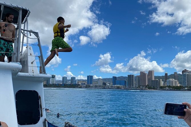 Oahu 5-in-1 Deluxe Cruise: Turtle Snorkeling & Ocean Activities - The crew and the atmosphere