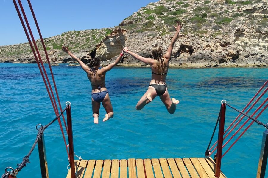 Palma de Mallorca: Palma Bay Boat Tour with Snorkeling - Pizza lunch and drinks on Barca Samba