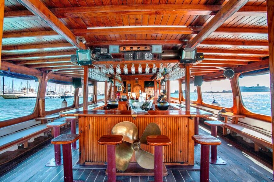 Palma de Mallorca: Palma Bay Boat Tour with Snorkeling - Music, dancing, and the social mood