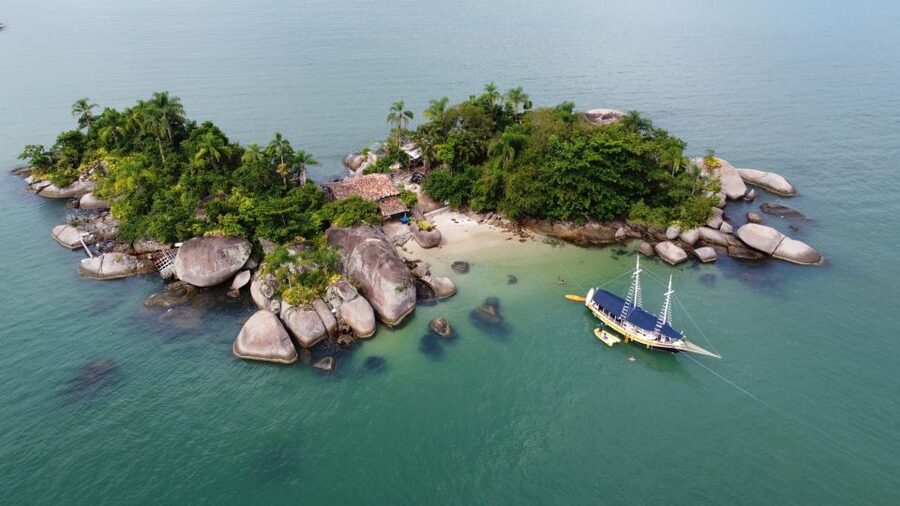 Paraty Bay: Islands & Beaches Boat Tour with Snorkeling - Food, drinks, fruit, and the onboard rhythm