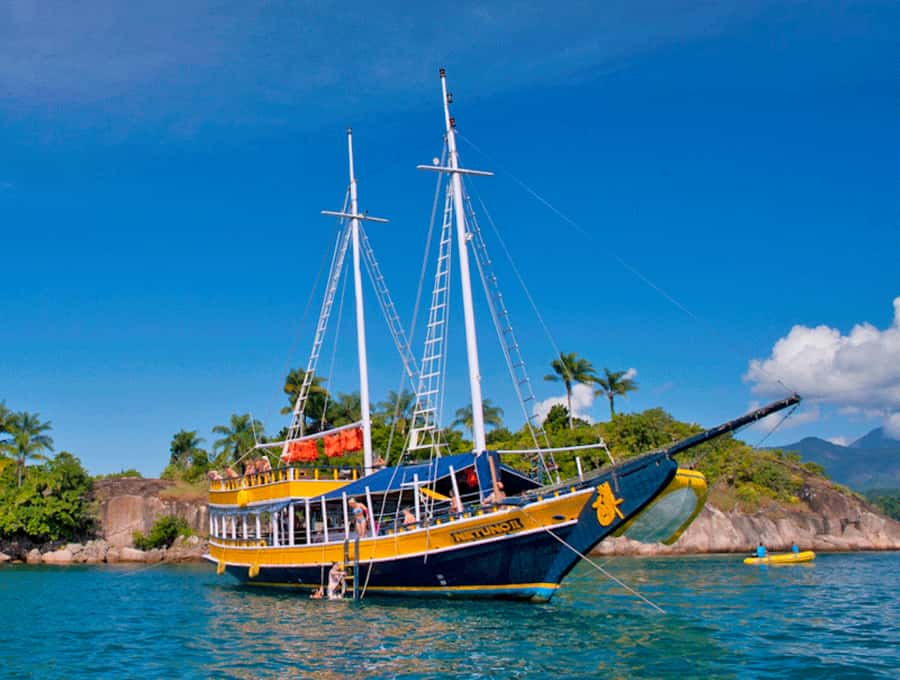 Paraty Bay: Islands & Beaches Boat Tour with Snorkeling - Four stops, with swimming time built in