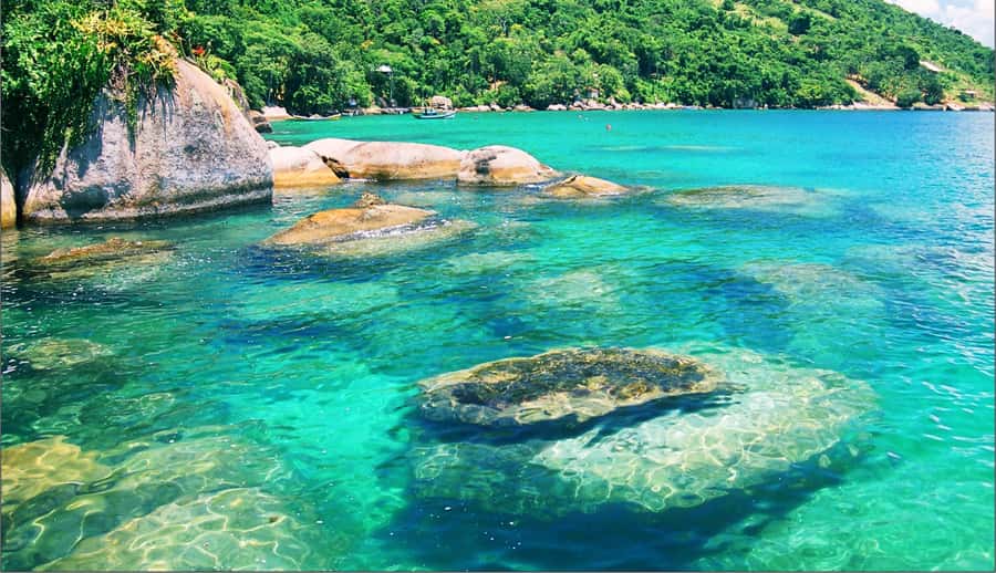 Paraty: Schooner Boat Tour with Beaches and Snorkeling - The schooner, deck space, and group feel