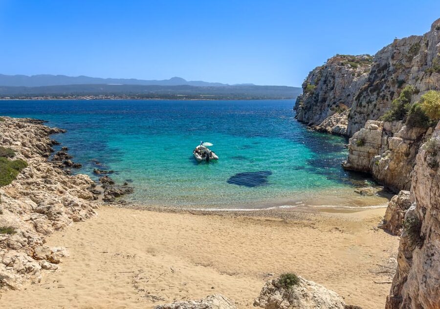 Proti Island: Snorkeling Boat Tour - Staff, languages, and the small-group setup