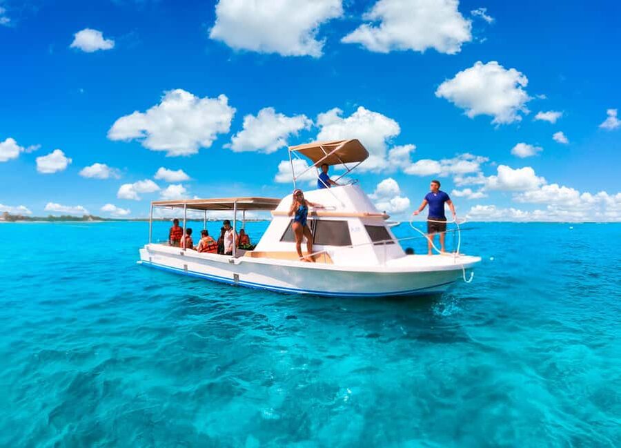 Puerto Morelos: Snorkel, Town Walk, Tequila & Beach Lunch - The safety briefing and equipment setup