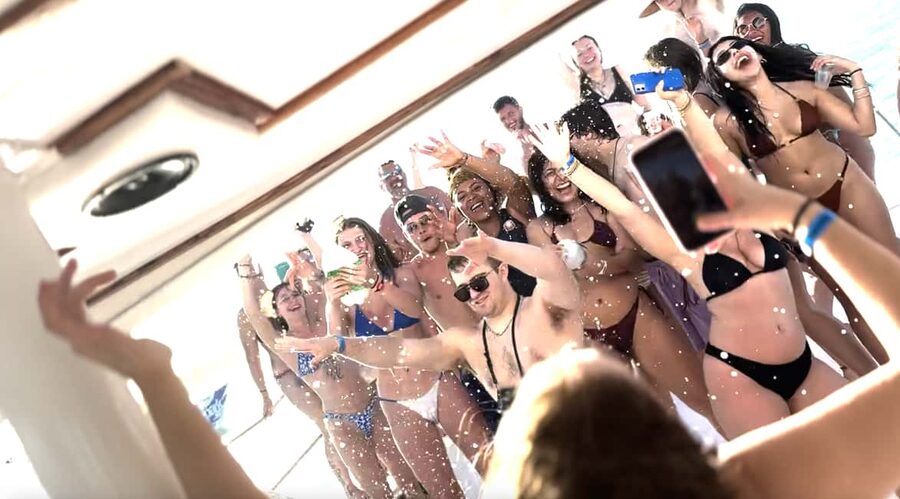 Punta Cana: Booze Cruise with Snorkel and Natural Pool Stop - The 35-minute reef snorkeling stop