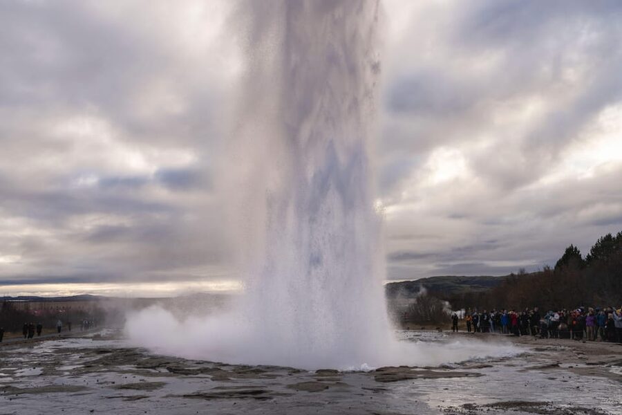 Reykjavík: Golden Circle and Silfra Snorkeling Combo Tour - Two guides and two groups may shape the day