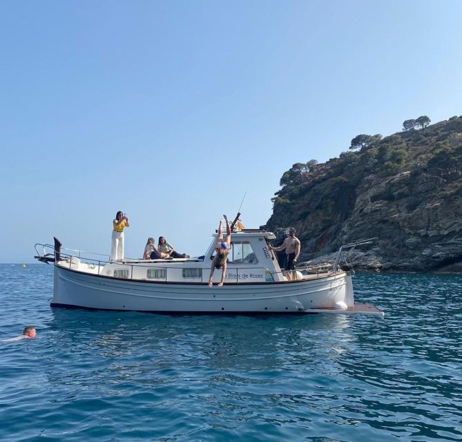 Roses boat trip Special: snorkeling in Cap de Creus - Reaching the coves of Cap de Creus
