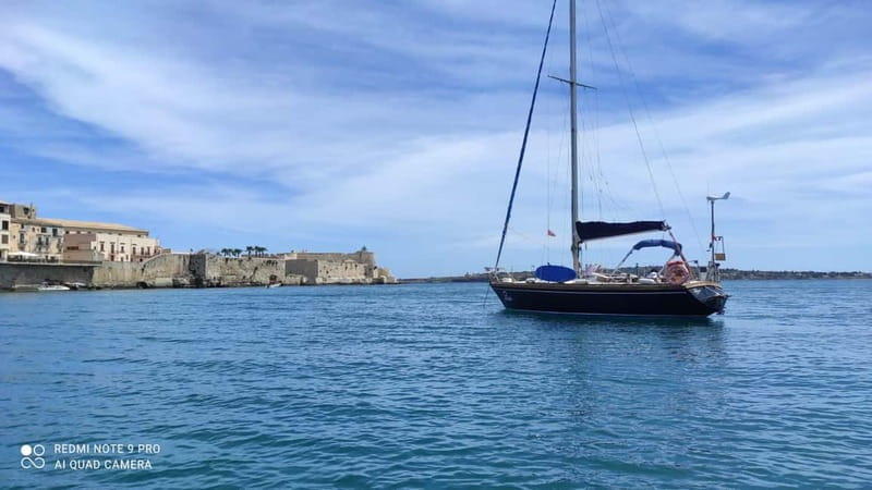 Sailing tour and guided snorkeling a Siracusa - Sea caves and the first look below the surface