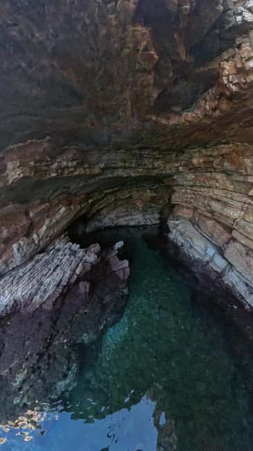 Sarandë: Boat Tour to Kroreza with Snorkel and free Umbrella
