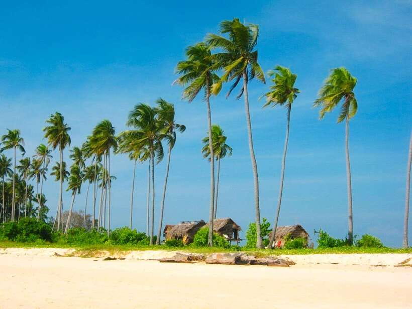 Semporna: Bohey 3 Islands Hike, Snorkel/Dive Tour with Lunch - A simple lunch on a secluded island