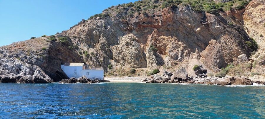 Sesimbra: Secret Bays and Beaches Boat Tour with Snorkeling - What the small-group format changes