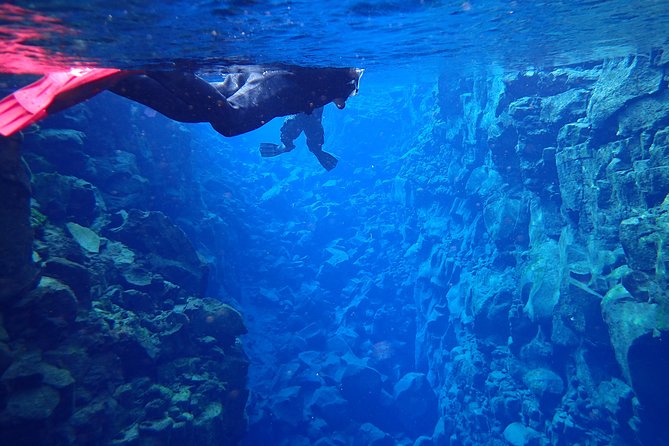 Silfra Fissure Snorkeling From Reykjavík - Free Underwater Photos - A careful safety talk before the water