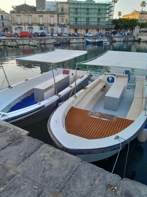 Siracusa: Ortigia Boat Tour with Marine Grotto & Snorkeling - Arethusa Spring and the view toward Maniace Castle
