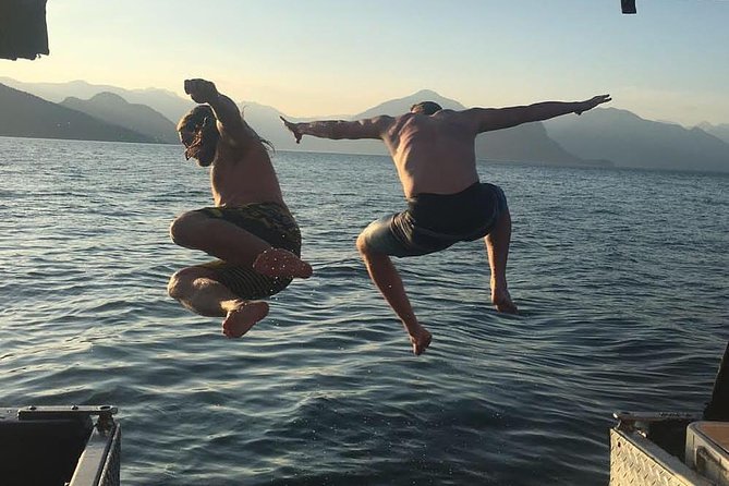 Snorkel, Kayak, and Seal Adventure: Vancouver Boat Tour - The sightseeing-only option