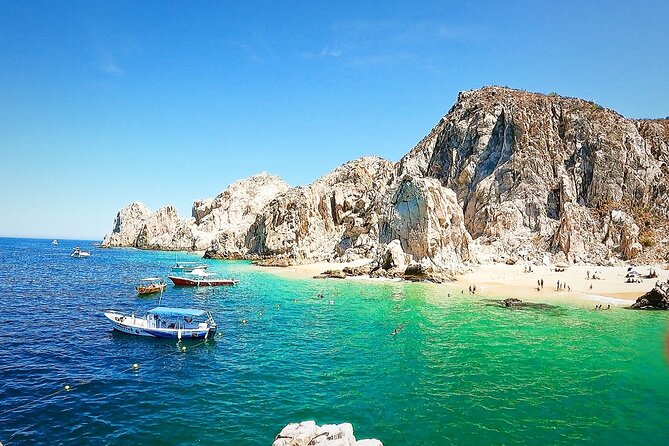 Snorkeling and whale watching Tour in Cabo - El Arco is the photographic centerpiece