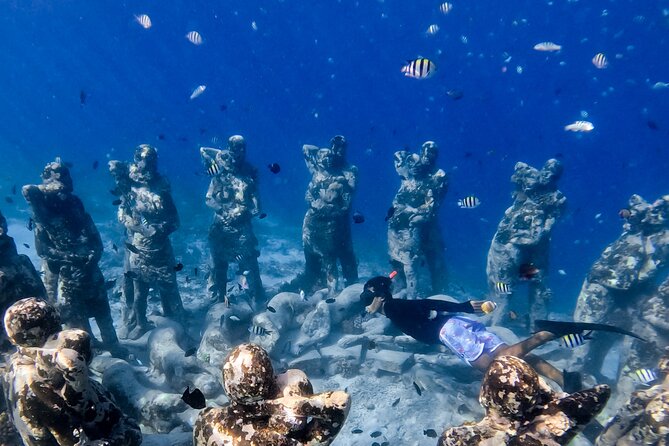Snorkeling with turtle and statue in Gilis - Three underwater sights from Gili Trawangan