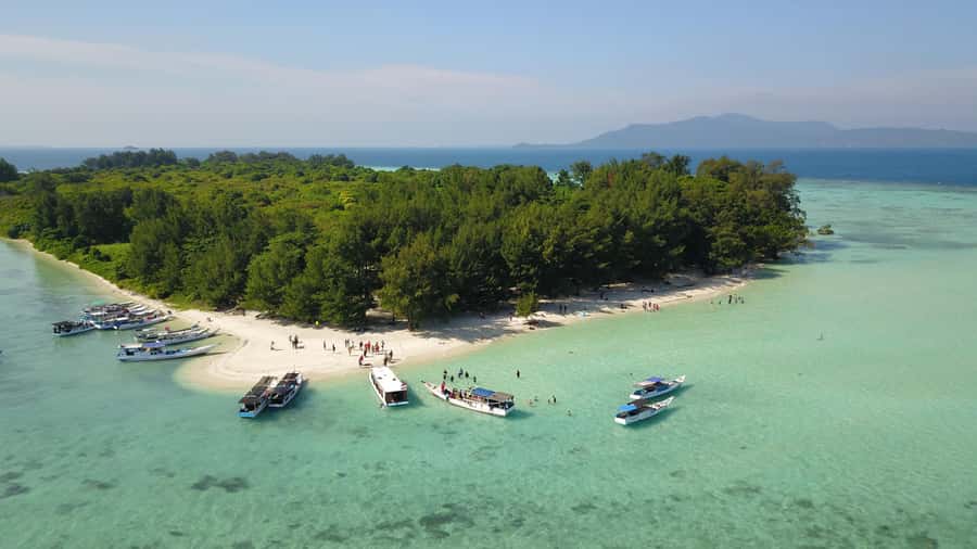 Snorkelling & islandhopping tour Karimunjawa (sharing tour) - First snorkelling stop around 10 a.m.