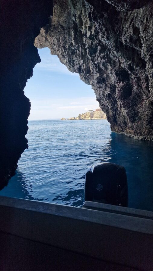 Taormina: Coastline Boat Tour with Aperitif and Snorkeling - Who should book this tour