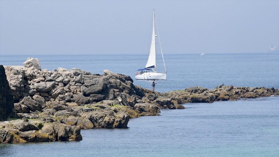 Tarifa: Sailboat Tour, Snorkelling, Tapas & Drinks - The first 90 minutes: learning to sail around Tarifa