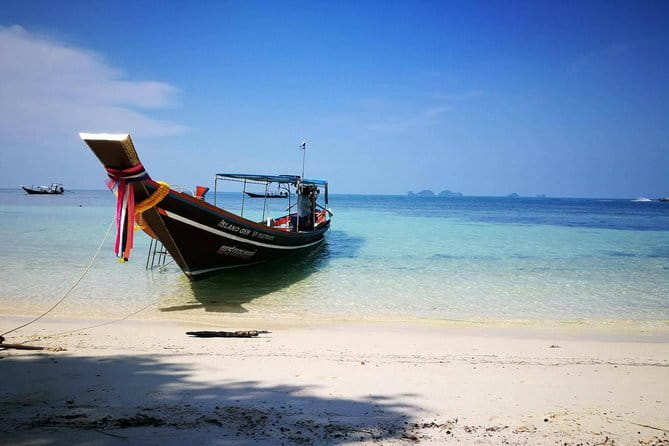 The Pigs Island snorkeling trip from Koh Samui by Speedboat - Koh Taen and the first snorkeling stop